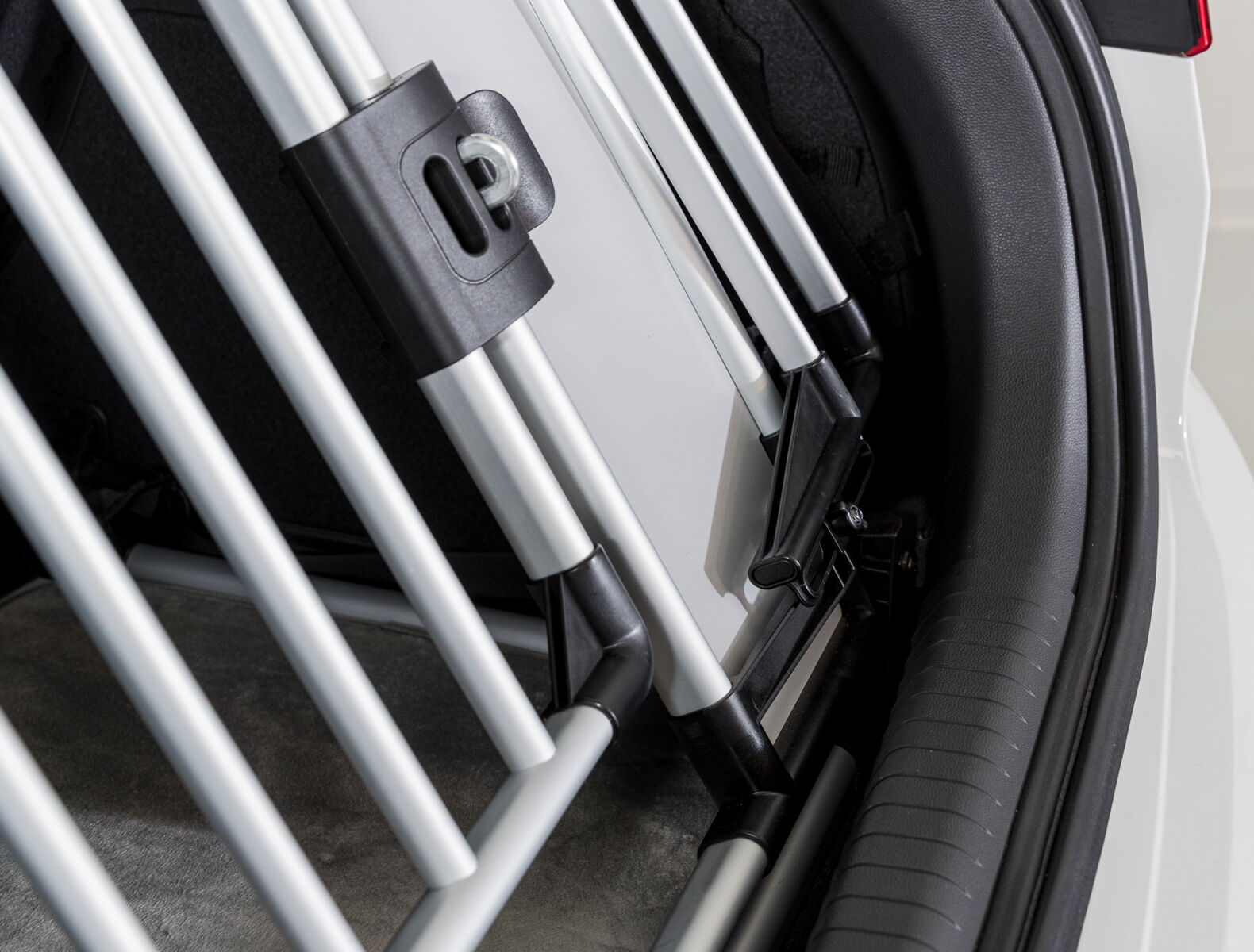 Grille arrière universelle pour voiture, 94-114×69cm, argent Grille arrière universelle pour voiture, 94-114×69cm, argent