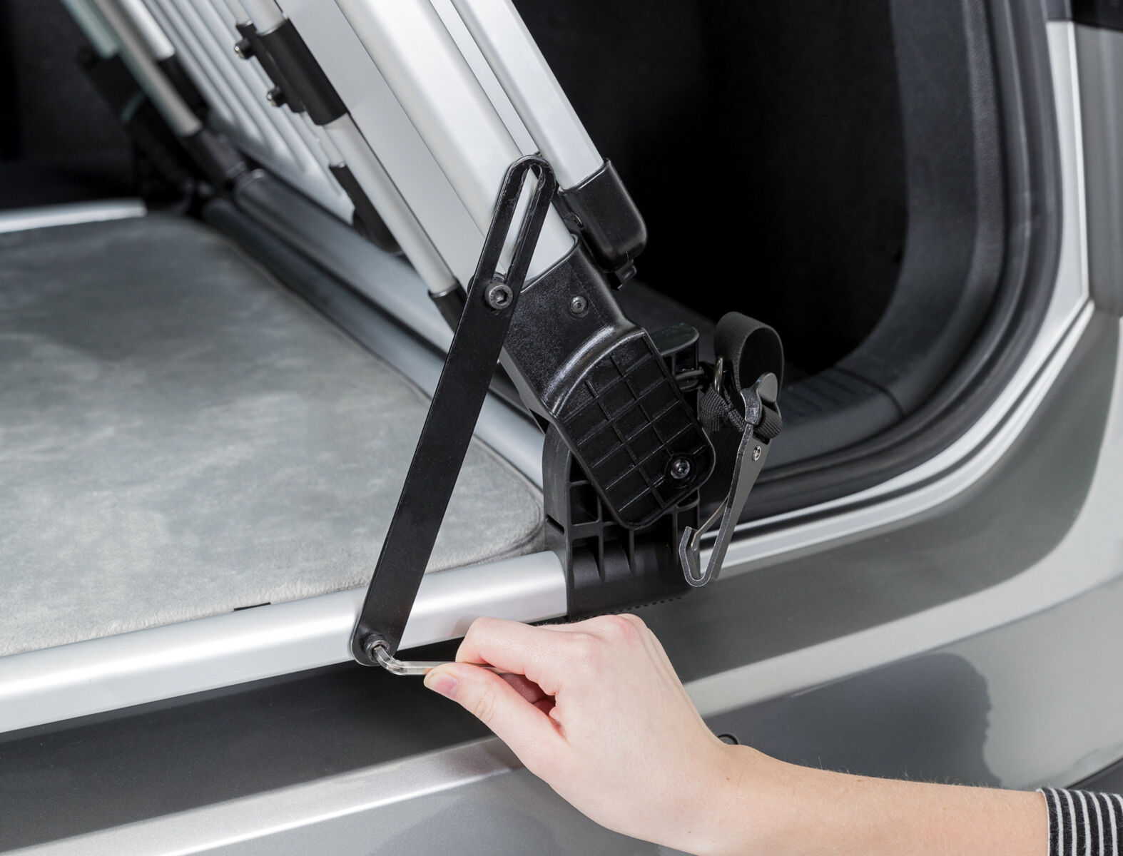 Grille arrière universelle pour voiture, 94-114×69cm, argent Grille arrière universelle pour voiture, 94-114×69cm, argent