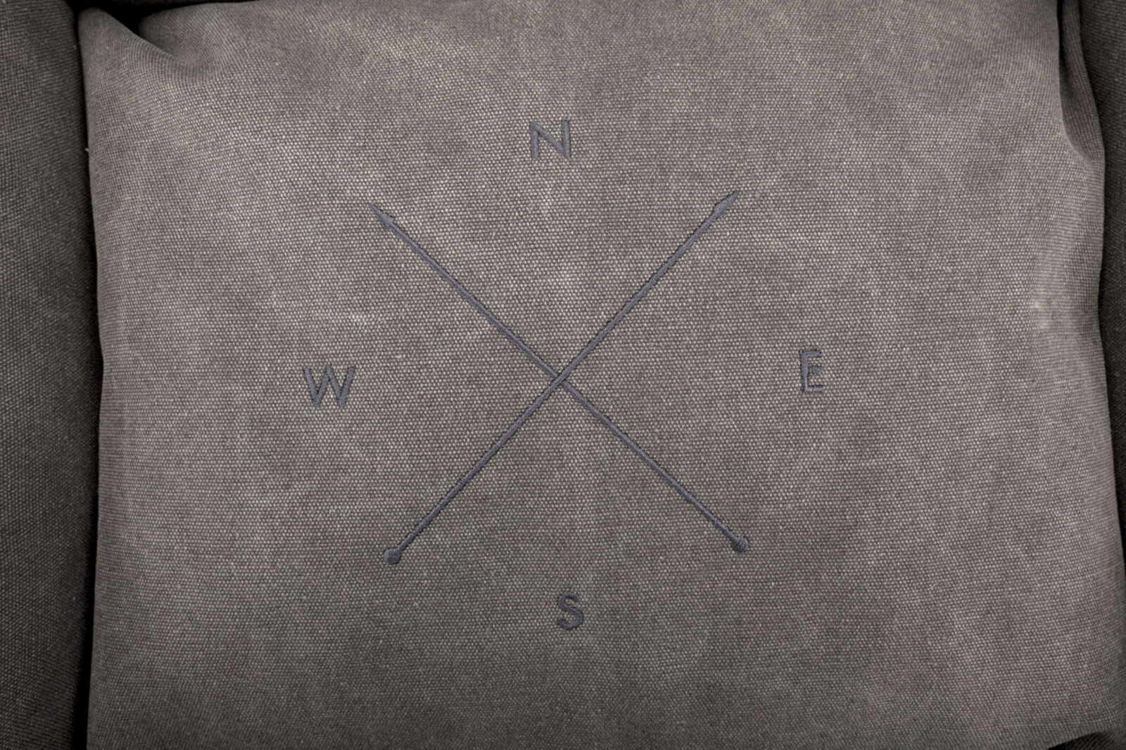 BE NORDIC Lit Föhr, gris foncé 60×50cm BE NORDIC Lit Föhr, gris foncé 60×50cm